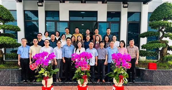 Lãnh đạo Hội đồng nhân dân, Uỷ ban nhân dân Phường Ngô Quyền chúc mừng Ngày truyền thống các cơ quan tham mưu, giúp việc Đảng ủy