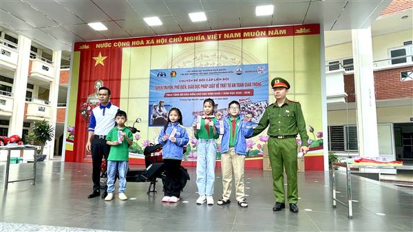 Trường TH Nguyễn Thượng Hiền tổ chức Chuyên đề “Tuyên truyền, phổ biến giáo dục pháp luật về trật tự an toàn giao thông” và trao tặng mũ bảo hiểm cho học sinh khối 1