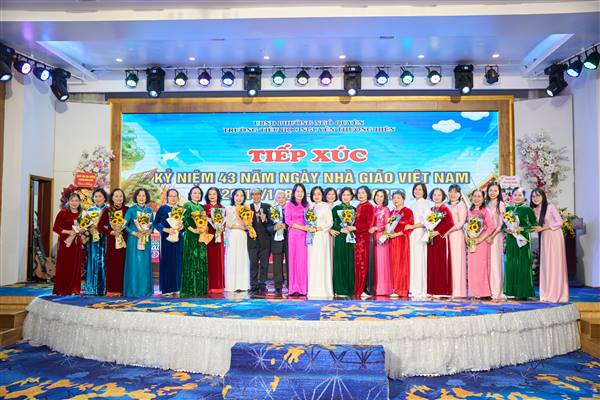 Tiếp xúc kỷ niệm 43 năm Ngày Nhà giáo Việt Nam (20/11/1982 – 20/11/2025) tại Trường Tiểu học Nguyễn Thượng Hiền
