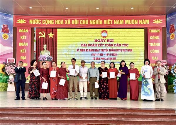 Sôi nổi Ngày hội Đại đoàn kết toàn dân tộc tại Tổ dân phố 33 Vạn Mỹ, phường Ngô Quyền