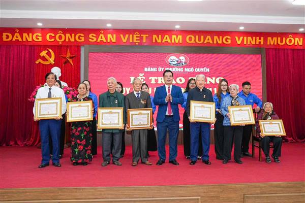 Đảng ủy Phường Ngô Quyền, thành phố Hải Phòng tổ chức Lễ trao tặng Huy hiệu Đảng đợt 7/11/2025 cho các đảng viên thuộc Đảng bộ phường