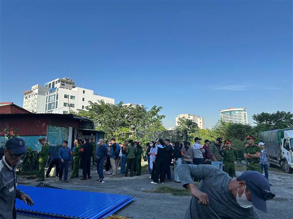 ỦY BAN NHÂN DÂN PHƯỜNG NGÔ QUYỀNTHÔNG TIN
Về Bảo vệ thi công tại khu vực tuyến T40 thuộc Lô 2, Lô 3  đã giải phóng mặt bằng phục vụ thi công hạ tầng kỹ thuật thực hiện Dự án Ngã 5 - Sân bay Cát Bi
