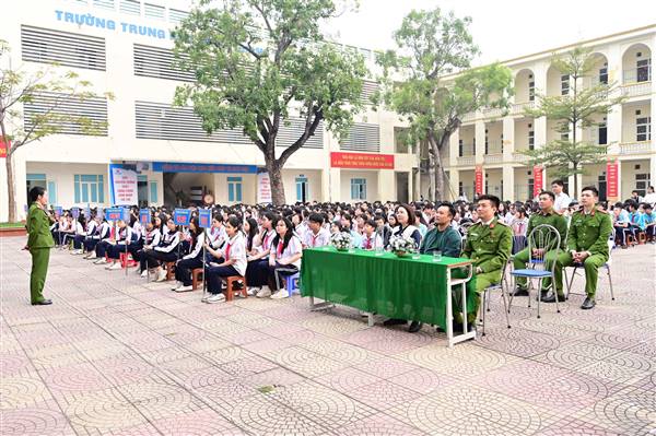 Công an phường Ngô Quyền: Tuyên truyền về chủ đề "Mạng xã hội và cảnh báo thủ đoạn bắt cóc online" tại trường THCS Quang Trung