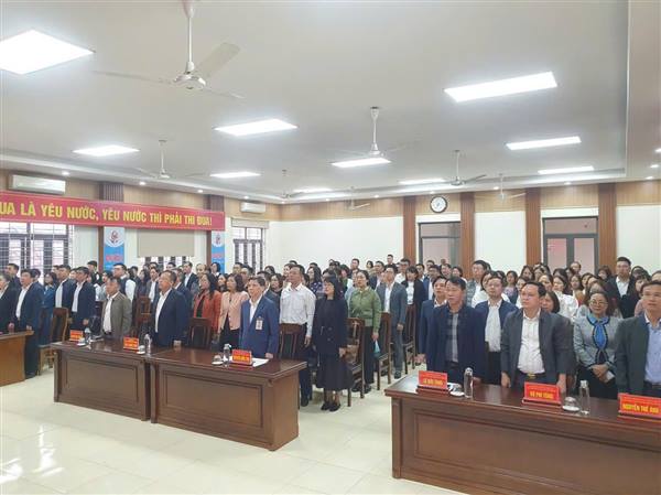 Phường Ngô Quyền tổ chức Lễ Chào cờ tháng 12, sinh hoạt chính trị tư tưởng và phát động ủng hộ đồng bào bị thiệt hại do thai tai, bão lũ năm 2025