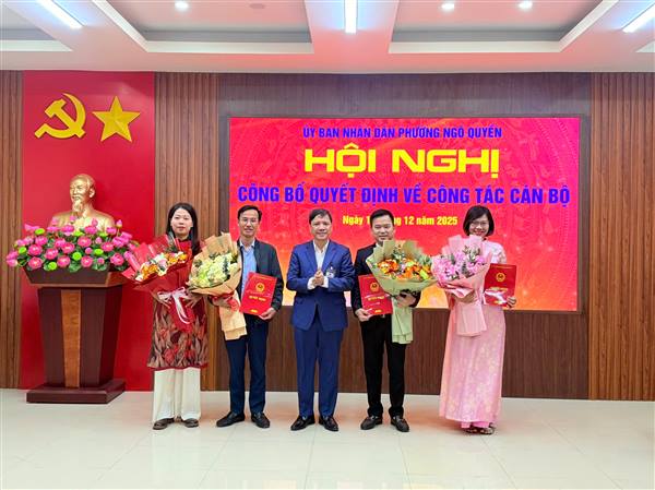 Phường Ngô Quyền tổ chức công bố Quyết định về công tác cán bộ tại các phòng chuyên môn thuộc UBND phường