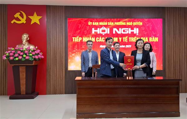 UBND Phường Ngô Quyền phối hợp Trung tâm Y tế Ngô Quyền tổ chức bàn giao, tiếp nhận các Trạm Y tế phường