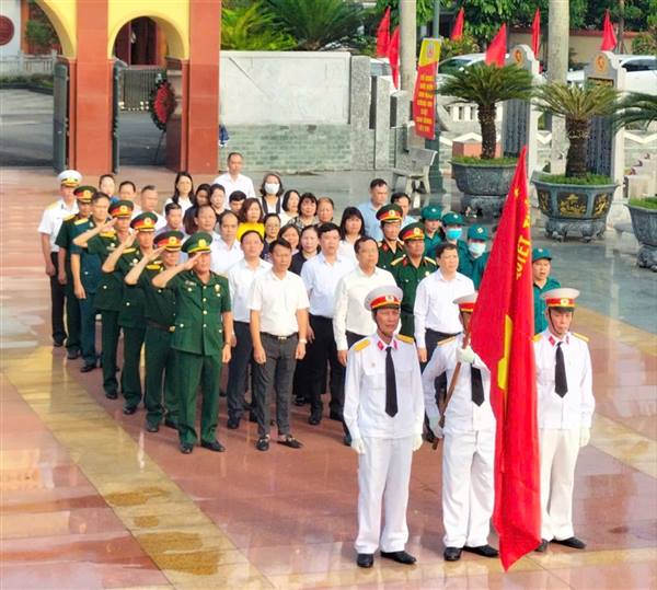 Phường Ngô Quyền tổ chức Lễ Dâng hương tại Nghĩa trang liệt sỹ Quận Ngô Quyền và Căng Đoạn Xá