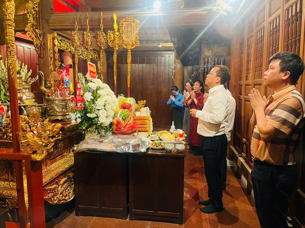 Ảnh có chứa trang phục, người, hoa, trong nhà
Nội dung do AI tạo ra có thể không chính xác.