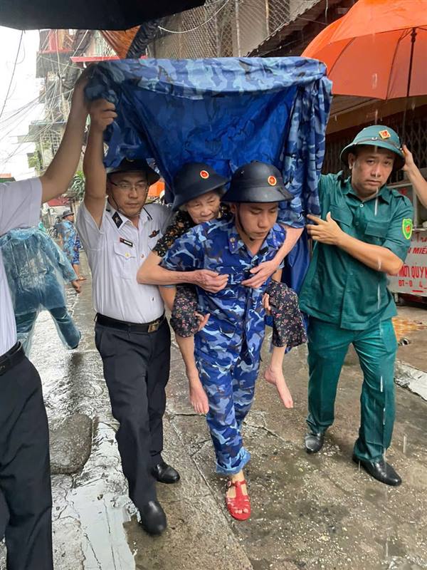 ỦY BAN NHÂN DÂN PHƯỜNG NGÔ QUYỀN TÍCH CỰC, KHẨN TRƯƠNG DI CHUYỂN NHÂN DÂN TỚI NƠI TRÁNH BÃO AN TOÀN