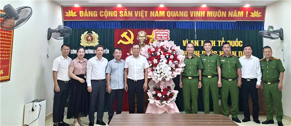 Đảng uỷ - HĐND - UBND - Uỷ ban MTTQ Việt Nam Phường Ngô Quyền chúc mừng Công an phường nhân kỷ niệm 80 năm Ngày truyền thống Công an Nhân dân Việt Nam (19/8/1945 - 19/8/2025) và 20 năm Ngày hội Toàn dân bảo vệ an ninh Tổ quốc (19/8/2005 - 19/8/2025)