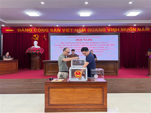 
UBND Phường Ngô Quyền tổ chức bốc thăm lựa chọn vị trí tái định cư thực hiện Dự án xây dựng vườn hoa khu vực ngõ 47 Lê Lai