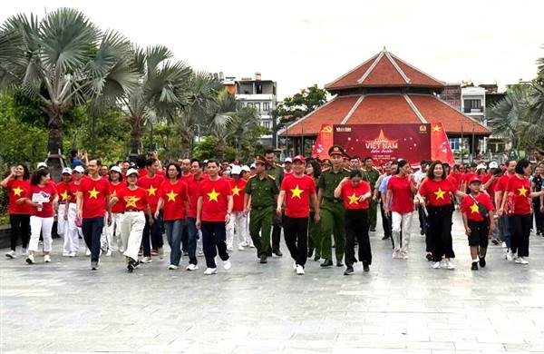 Phường Ngô Quyền: Hơn 400 người tham gia chương trình đi bộ "Cùng Việt Nam tiến bước"