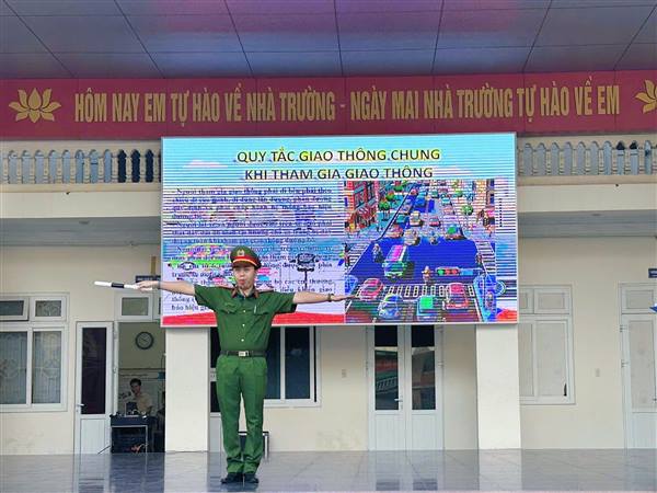 Công an Phường Ngô Quyền nâng cao ý thức an toàn giao thông cho học sinh tại trường Tiểu học Trần Quốc Toản