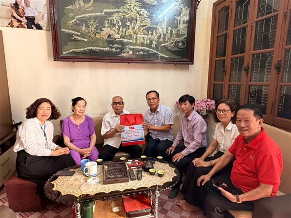 PHƯỜNG NGÔ QUYỀN THĂM, TẶNG QUÀ NGƯỜI CAO TUỔI NHÂN THÁNG HÀNH ĐỘNG VÌ NGƯỜI CAO TUỔI NĂM 2026