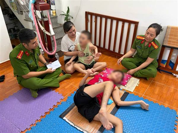 Công an phường Ngô Quyền trao tặng quà và hỗ trợ làm thủ tục cấp Căn cước cho trẻ em có hoàn cảnh khó khăn