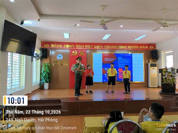 Công an phường Ngô Quyền tuyên truyền chiến dịch “Không một mình 2026 - Kết nối không tổn thương” tại Trường Tiểu học Thái Phiên
