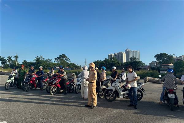 Công an phường Ngô Quyền phối hợp tuyên truyền pháp luật về an toàn giao thông, hướng dẫn kỹ năng lái xe an toàn