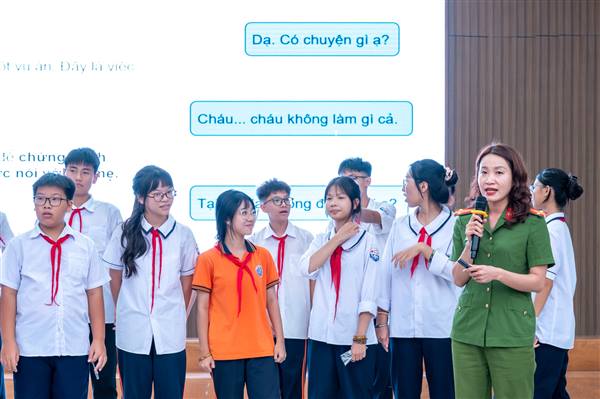 Công an phường Ngô Quyền tuyên truyền pháp luật cho học sinh Trường THCS Đà Nẵng