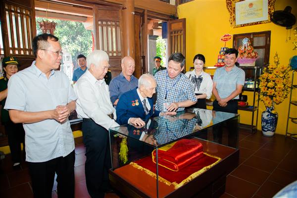 Bùi ngùi và tự hào - Cựu tù binh Căng Máy Chai năm 1954 trở lại thăm nhà tù năm xưa
