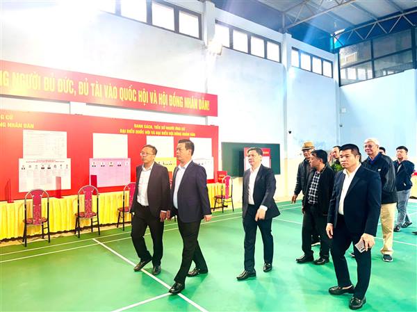ĐỒNG CHÍ PHẠM VĂN THÉP - UỶ VIÊN BAN THƯỜNG VỤ THÀNH UỶ, TRƯỞNG BAN BAN QUẢN LÝ KHU KINH TẾ HẢI PHÒNG KIỂM TRA CÔNG TÁC TẠI CÁC KHU VỰC BỎ PHIẾU TRÊN ĐỊA BÀN PHƯỜNG NGÔ QUYỀN 