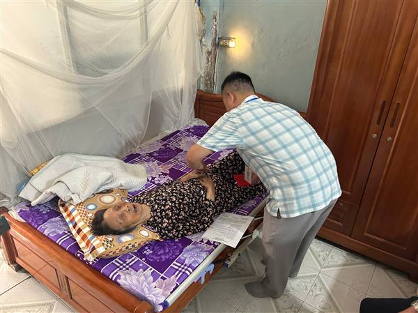 PHƯỜNG NGÔ QUYỀN HỖ TRỢ NHÂN DÂN THỰC HIỆN THỦ TỤC HÀNH CHÍNH TẠI NHÀ