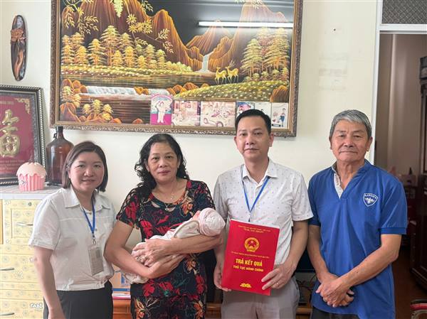 NGÀY 16/4/2026 PHƯỜNG NGÔ QUYỀN TRAO GIẤY KHAI SINH TẠI NHÀ