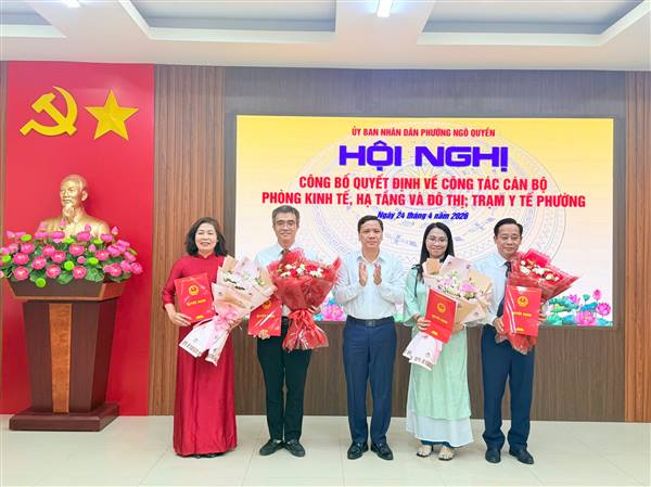 PHƯỜNG NGÔ QUYỀN CÔNG BỐ QUYẾT ĐỊNH VỀ CÔNG TÁC CÁN BỘ