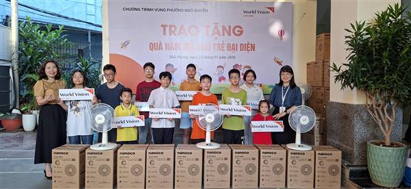 PHƯỜNG NGÔ QUYỀN PHỐI HỢP  CÙNG TỔ CHỨC TẦM NHÌN THẾ GIỚI TẶNG QUÀ, HỖ TRỢ TRẺ EM CÓ HOÀN CẢNH KHÓ KHĂN