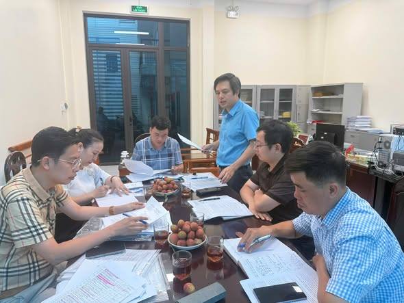 Đoàn Giám sát theo Quyết định số 12 của Đảng ủy các cơ quan Đảng Phường Ngô Quyền giám sát Chi bộ, đồng chí Bí thư Chi bộ Trung tâm Chính trị phường
