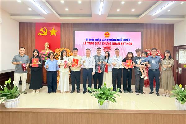 ỦY BAN NHÂN DÂN PHƯỜNG NGÔ QUYỀN TRAO GIẤY CHỨNG NHẬN KẾT HÔN