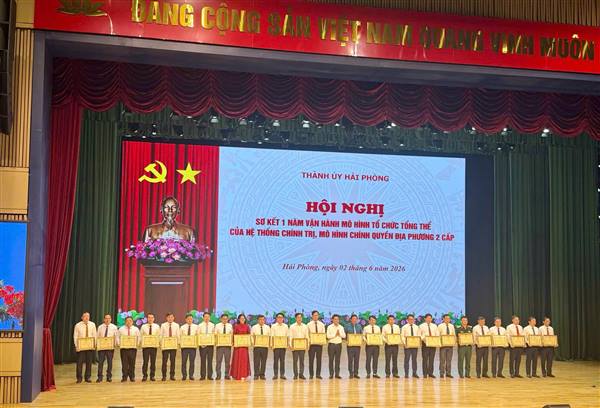 ĐẢNG BỘ, CHÍNH QUYỀN VÀ NHÂN DÂN Phường Ngô Quyền CÙNG ĐỒNG CHÍ BÍ THƯ ĐẢNG ỦY VINH DỰ NHẬN BẰNG KHEN CỦA CHỦ TỊCH UBND THÀNH PHỐ