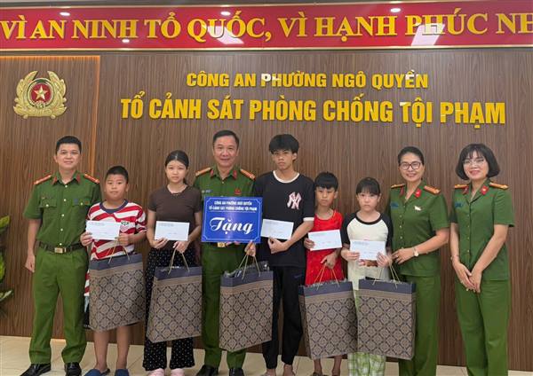 Công an phường Ngô Quyền trao quà tặng nhân Tháng hành động vì trẻ em