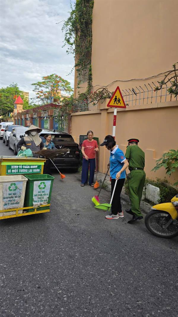 PHƯỜNG NGÔ QUYỀN HĂNG HÁI THI ĐUA TỔNG VỆ SINH, LÀM SẠCH MÔI TRƯỜNG