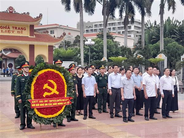 PHƯỜNG NGÔ QUYỀN VIẾNG NGHĨA TRANG LIỆT SĨ NHÂN KỶ NIỆM 79 NĂM NGÀY THƯƠNG BINH LIỆT SĨ 27/7