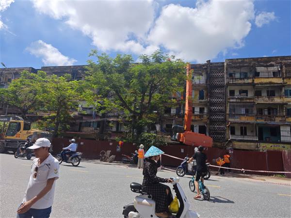 PHƯỜNG NGÔ QUYỀN ĐẢM BẢO AN TOÀN CHO NHÂN DÂN, TRIỂN KHAI PHÁ DỠ CHUNG CƯ CŨ NGUY HIỂM A7, A8 VẠN MỸ