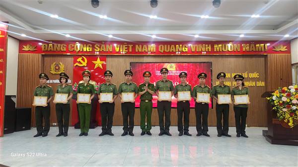 Công an Phường Ngô Quyền tổ chức Lễ chào cờ tháng 7, kết hợp đánh giá kết quả công tác 6 tháng và triển khai nhiệm vụ trọng tâm tháng 7/2026