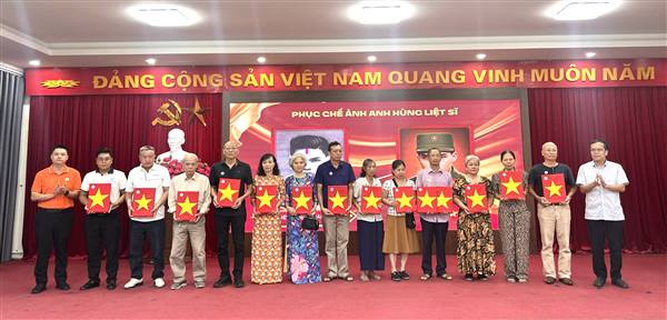 PHƯỜNG NGÔ QUYỀN TỔ CHỨC HỘI NGHỊ TRAO TẶNG ẢNH PHỤC CHẾ LIỆT SĨ VÀ TẶNG QUÀ CHO CÁC HỘ GIA ĐÌNH NGƯỜI CÓ CÔNG NĂM 2026