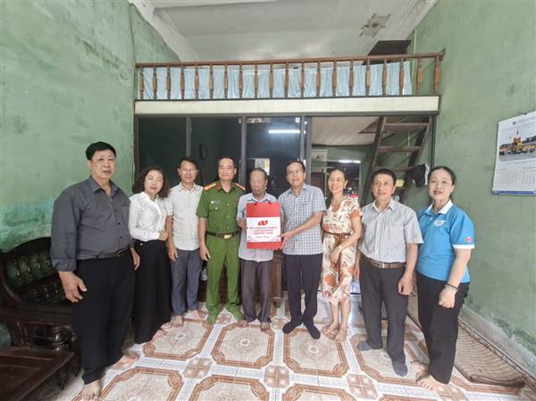 PHƯỜNG NGÔ QUYỀN THĂM HỎI, TẶNG QUÀ GIA ĐÌNH CHÍNH SÁCH, NGƯỜI CÓ CÔNG NHÂN DỊP 27/7