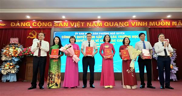 Phường Ngô Quyền công bố các quyết định sắp xếp trường học, kiện toàn đội ngũ cán bộ quản lý