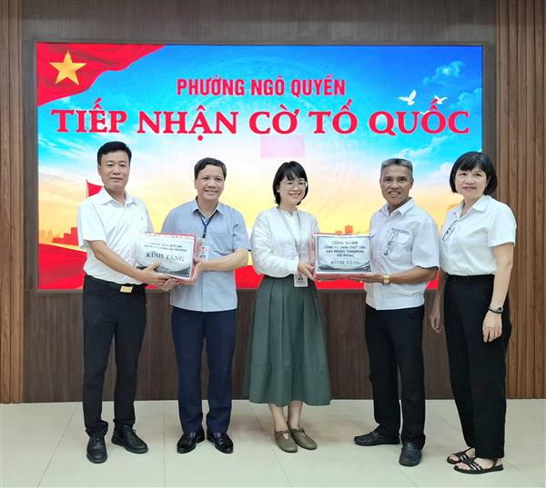 Phường Ngô Quyền tiếp nhận 1.530 lá cờ Tổ quốc hưởng ứng chương trình “Mỗi lá cờ - Triệu trái tim”