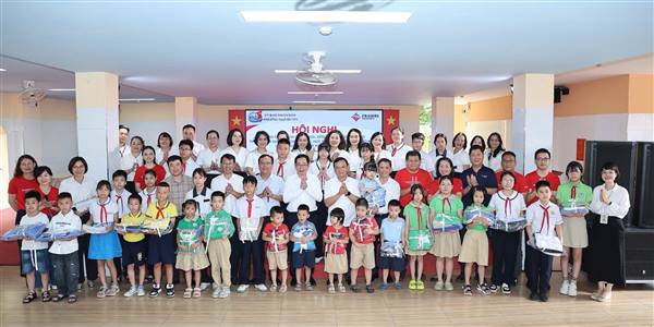Phường Ngô Quyền trao tặng sách giáo khoa, đồng phục cho 307 học sinh có hoàn cảnh khó khăn trước thềm năm học mới