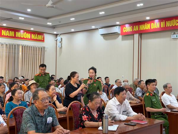 Công an phường Ngô Quyền tuyên truyền, cảnh báo các thủ đoạn lừa đảo trên không gian mạng và kỹ năng phòng tránh dành cho người cao tuổi