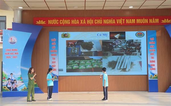 Công an phường Ngô Quyền: Phối hợp trang bị kiến thức an toàn giao thông, phòng chống ma túy cho học sinh Trường THCS Lạc Viên