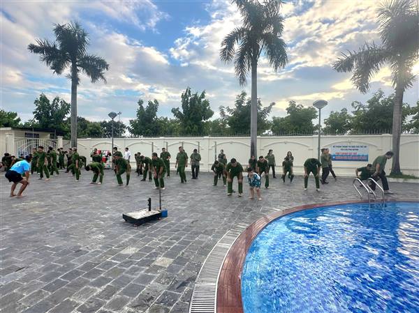 CÔNG AN PHƯỜNG NGÔ QUYỀN: TỔ CHỨC TẬP HUẤN BƠI VÀ KỸ NĂNG CỨU NẠN, CỨU HỘ