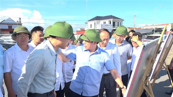 Đồng chí Lê Tiến Châu, Uỷ viên Ban Chấp hành Trung ương Đảng, Bí thư Thành ủy, Trưởng Đoàn đại biểu Quốc hội thành phố kiểm tra thực tế một số dự án trên địa bàn xã Nguyễn Bỉnh Khiêm