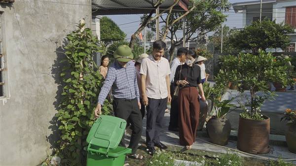 Giám sát thực hiện việc phân loại, thu gom và xử lý rác sinh hoạt tại nguồn tại các hộ dân trên địa bàn xã và 03 bãi rác