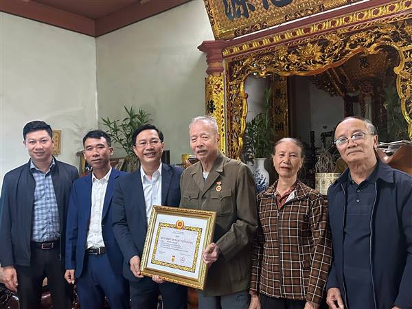 Trao Huy hiệu Đảng đợt mùng 7 tháng 11 năm 2025 tại nhà cho các đảng viên tuổi cao, sức khỏe yếu, không thể tham dự Lễ trao Huy hiệu Đảng tập trung.