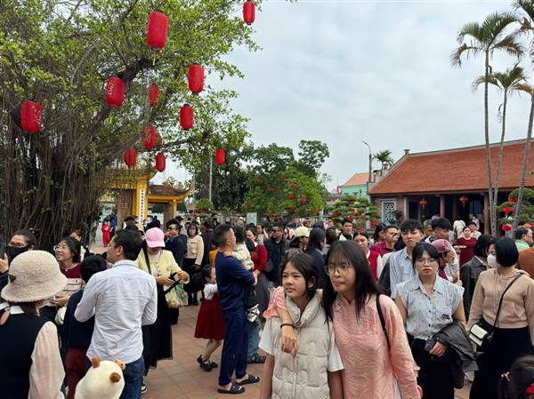 Du khách đến Đền Trạng Trình (Khu di tích quốc gia đặc biệt đền thờ Trạng Trình Nguyễn Bỉnh Khiêm, xã Nguyễn Bỉnh Khiêm, TP. Hải Phòng)