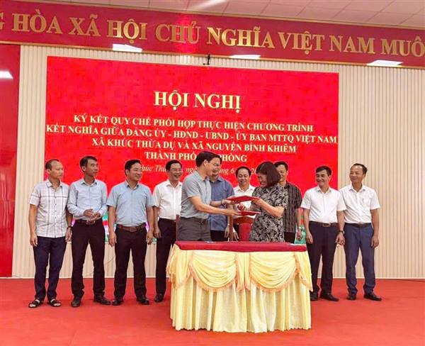 Hội nghị ký kết Quy chế phối hợp thực hiện Chương trình kết nghĩa Đảng uỷ-HĐND-UBND-UBMTTQ Việt Nam xã Khúc Thừa Dụ và xã Nguyễn Bỉnh Khiêm
