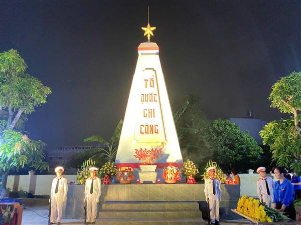 Phường Nguyễn Đại Năng tổ chức Lễ thắp nến tri ân các anh hùng liệt sĩ tại các nghĩa trang trên địa bàn phường